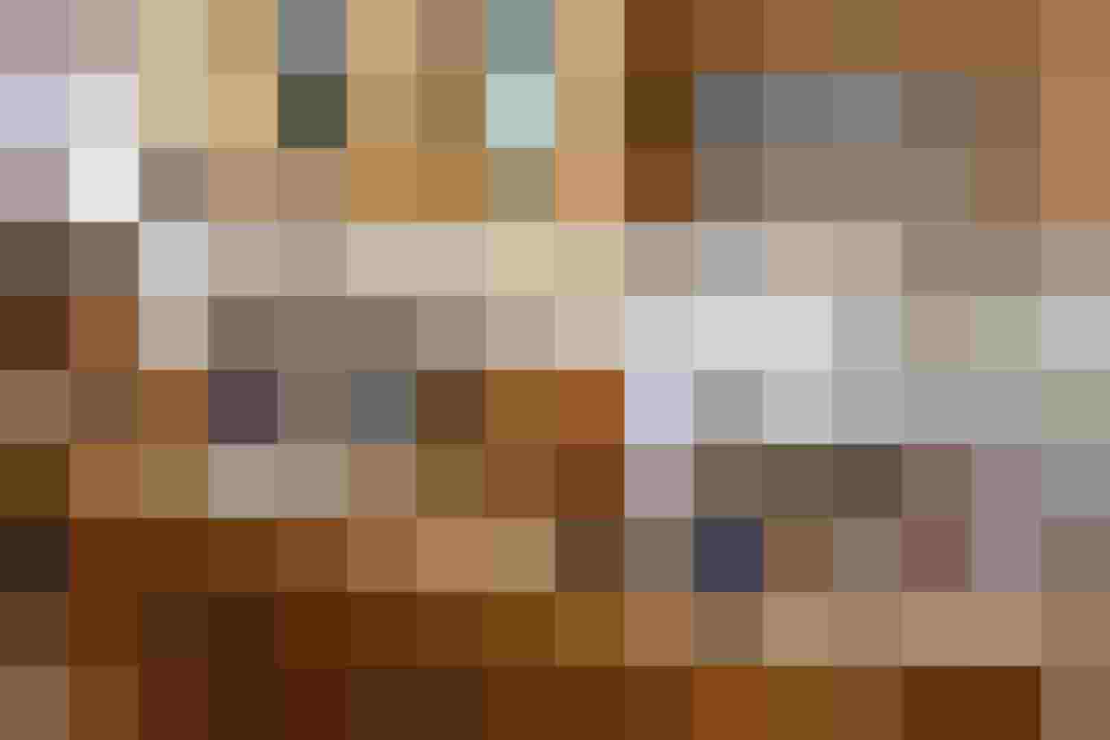 Frühstücksbuffet mit Gebäck, Aufschnitt, Käse, Müsli, Obst und Getränken auf einer Holzkommode