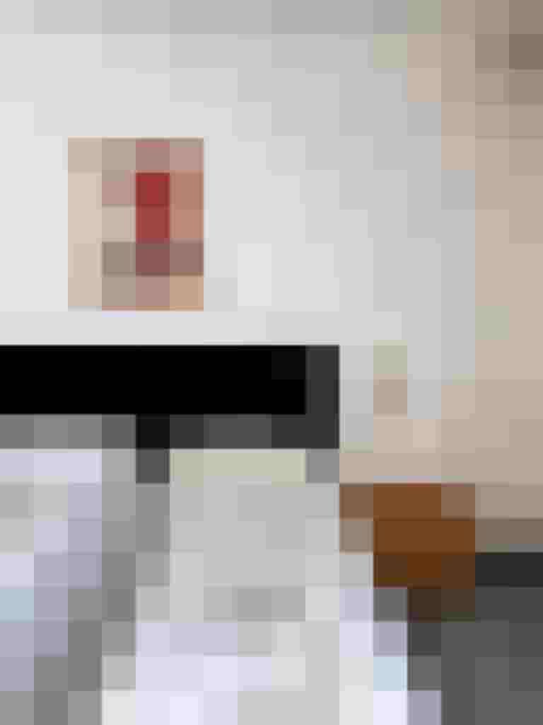 Zweibettanlage mit weißer Bettwäsche, schwarzem Kopfteil, Holz-Nachtkästchen und farbigem Wandbild