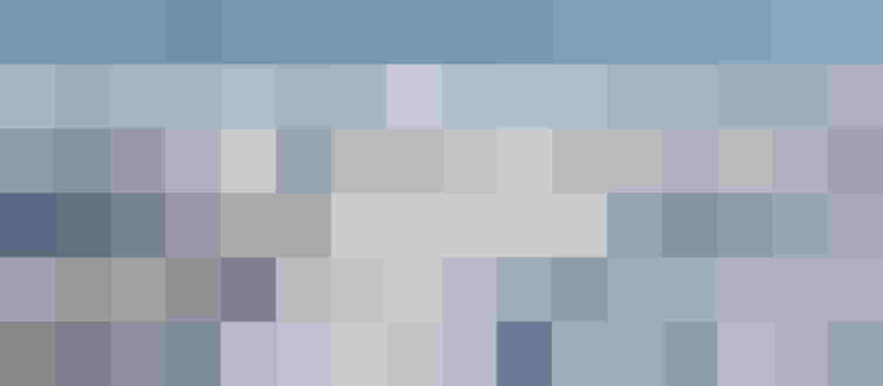 Schneebedeckte Berge mit breiten Pisten, einzelnen Skifahrern und einer Bergbahn unter blauem Himmel